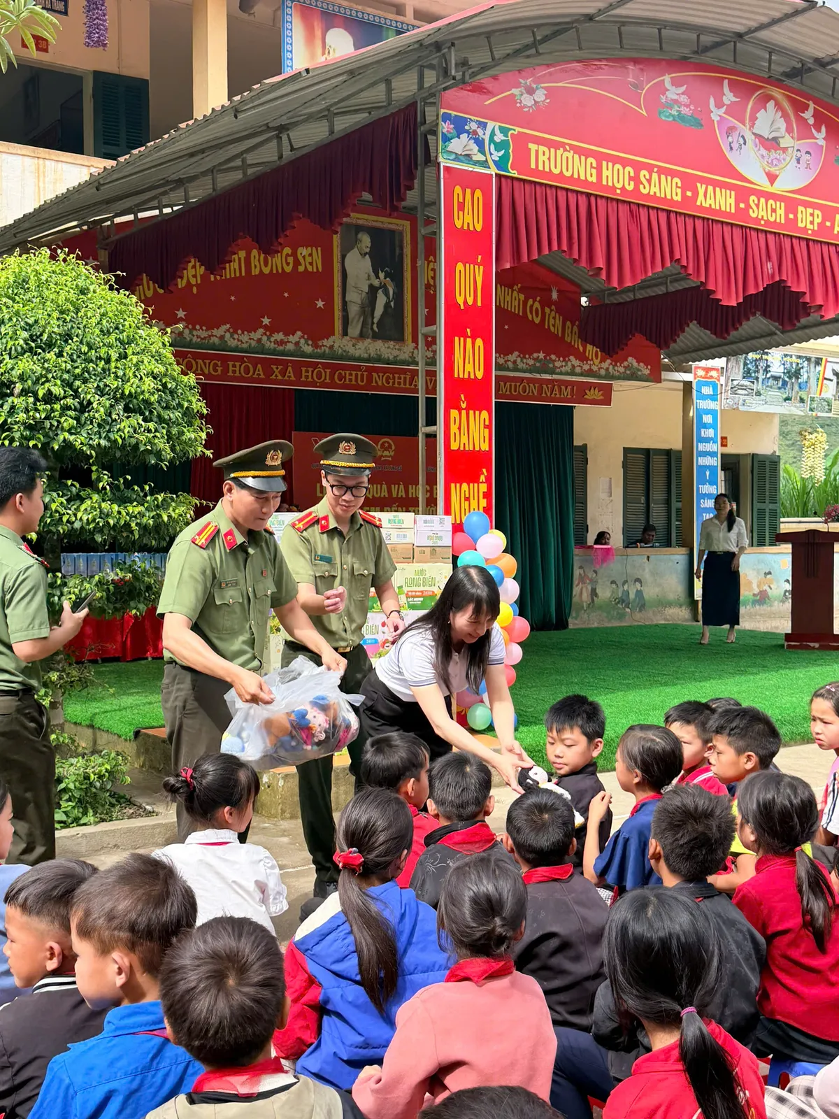Quỹ Tấm lòng Việt trao học bổng cho 30 học sinh vượt khó tại Tuyên Quang- Ảnh 9. Quỹ Tấm lòng Việt trao học bổng cho 30 học sinh vượt khó tại Tuyên Quang- Ảnh 9.