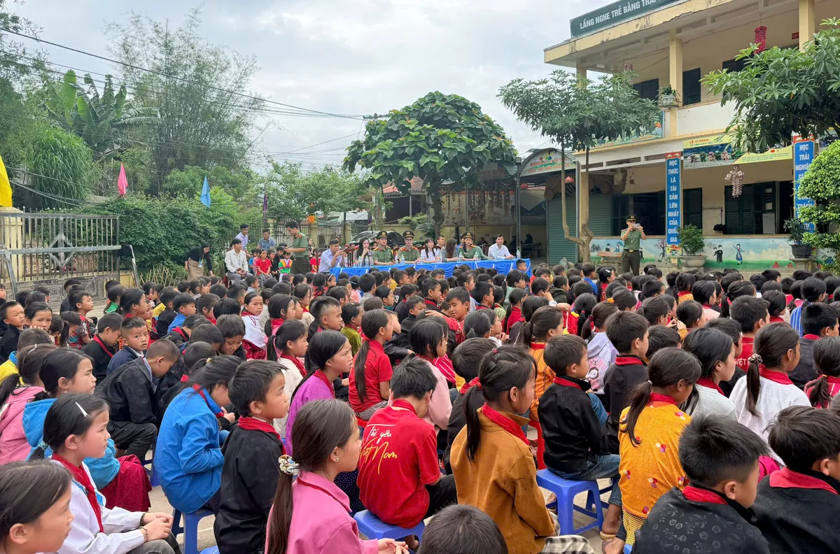 Quỹ Tấm lòng Việt trao học bổng cho 30 học sinh vượt khó tại Tuyên Quang- Ảnh 8. Quỹ Tấm lòng Việt trao học bổng cho 30 học sinh vượt khó tại Tuyên Quang- Ảnh 8.