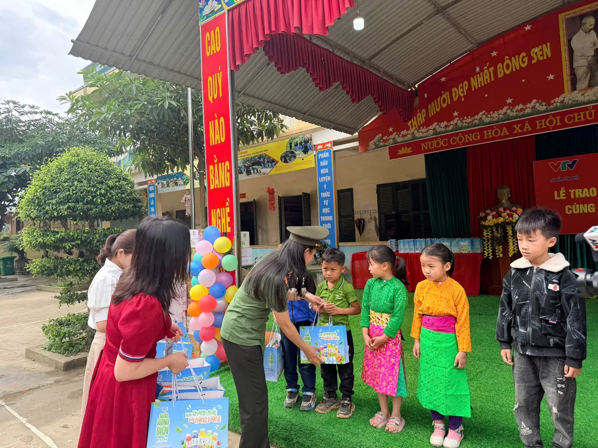 Quỹ Tấm lòng Việt trao học bổng cho 30 học sinh vượt khó tại Tuyên Quang- Ảnh 5. Quỹ Tấm lòng Việt trao học bổng cho 30 học sinh vượt khó tại Tuyên Quang- Ảnh 5.