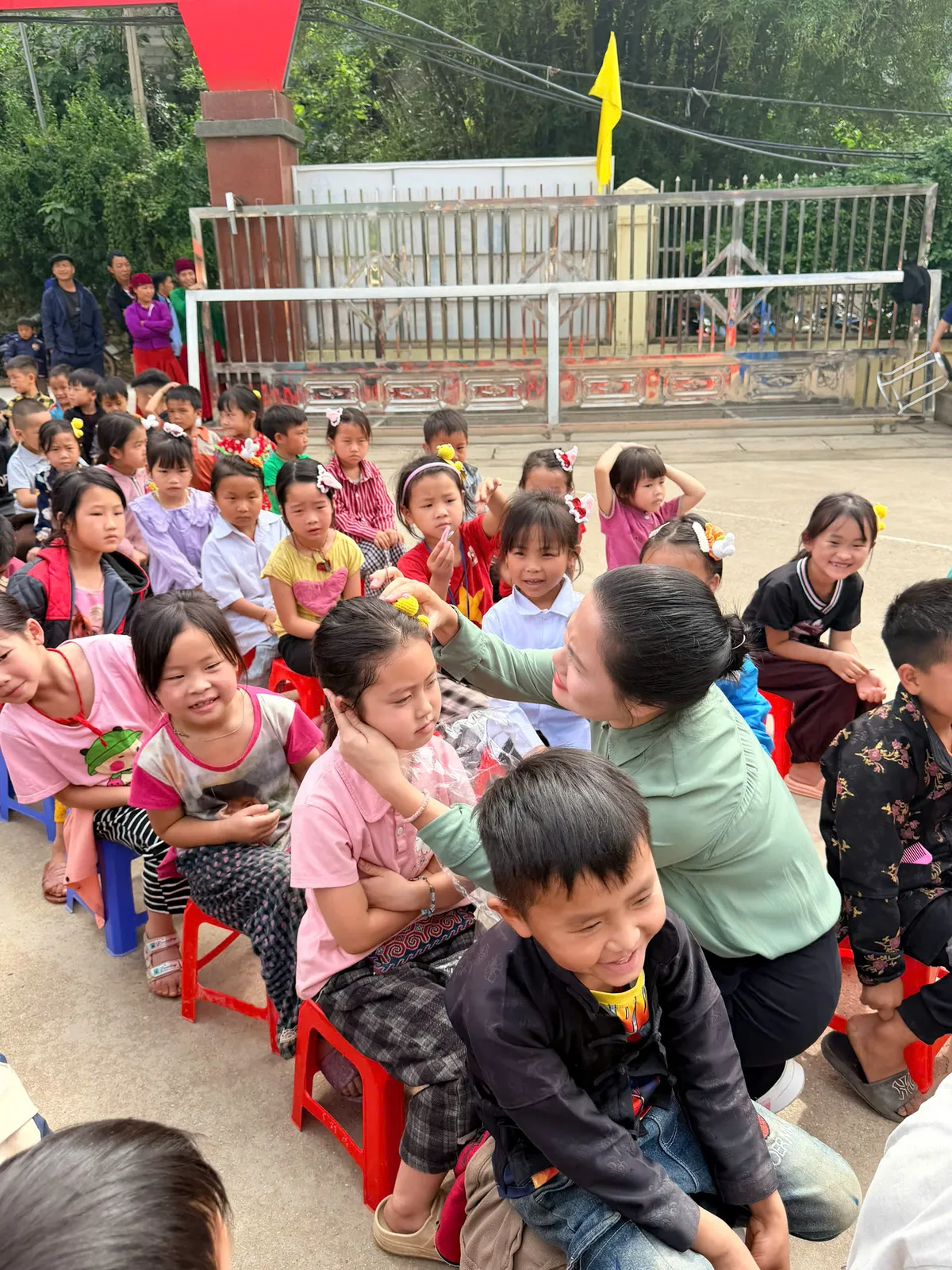 Quỹ Tấm lòng Việt trao học bổng cho 30 học sinh vượt khó tại Tuyên Quang- Ảnh 6. Quỹ Tấm lòng Việt trao học bổng cho 30 học sinh vượt khó tại Tuyên Quang- Ảnh 6.