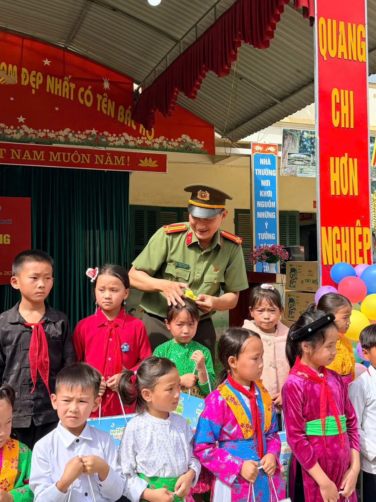 Quỹ Tấm lòng Việt trao học bổng cho 30 học sinh vượt khó tại Tuyên Quang- Ảnh 7. Quỹ Tấm lòng Việt trao học bổng cho 30 học sinh vượt khó tại Tuyên Quang- Ảnh 7.