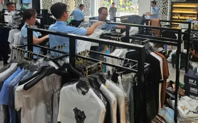 Phát hiện gần 2.000 sản phẩm thời trang nghi giả mạo nhiều thương hiệu nổi tiếng tại Hà Nội- Ảnh 1. Phát hiện gần 2.000 sản phẩm thời trang nghi giả mạo nhiều thương hiệu nổi tiếng tại Hà Nội- Ảnh 1.