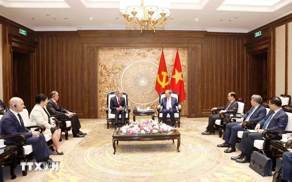 Tổng Bí thư, Chủ tịch nước Tô Lâm tiếp ông David Zapolsky, Phó Chủ tịch cấp cao, Giám đốc Pháp lý và Quan hệ Toàn cầu của tập đoàn Amazon. (Ảnh: Thống Nhất/TTXVN)