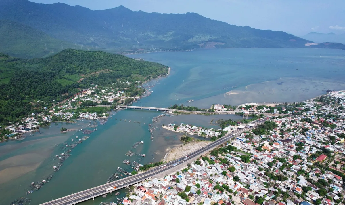 Lăng Cô - vịnh đẹp thế giới vào mùa lễ hội- Ảnh 1. Lăng Cô - vịnh đẹp thế giới vào mùa lễ hội- Ảnh 1.