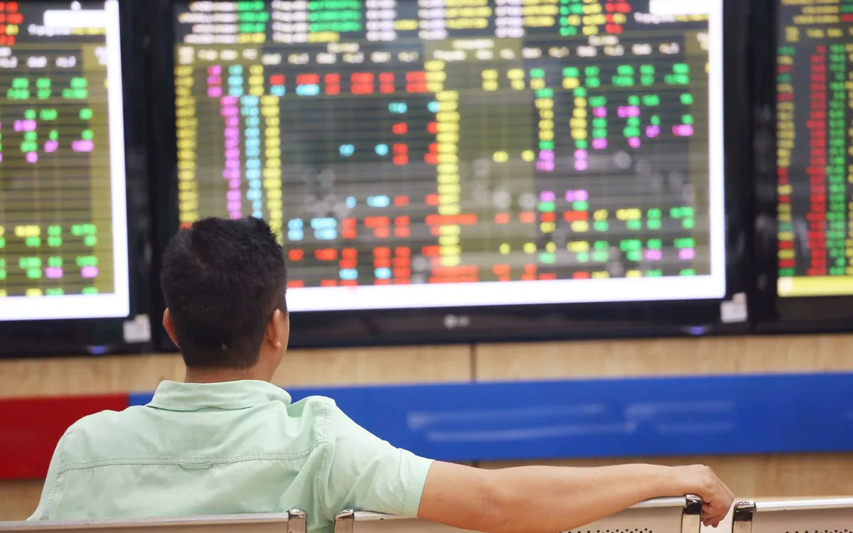 VN-Index lùi về mức thấp nhất từ đầu tháng 5
