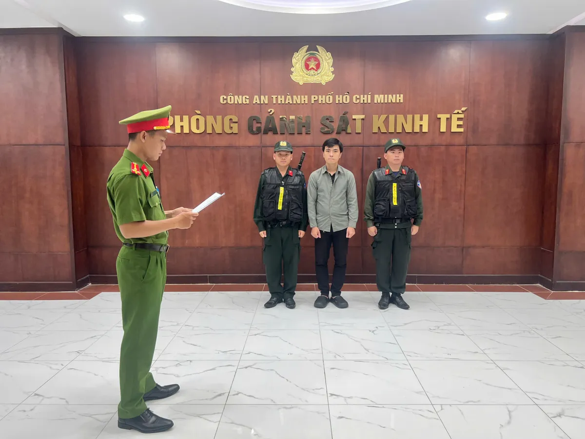 Khởi tố chủ kho gi&agrave;y giả mạo Nike, Adidas b&aacute;n qua Shopee - Ảnh 1.