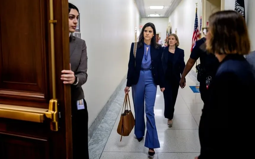 Sarah Kellen, cựu trợ lý của Jeffrey Epstein, đến điều trần kín tại Đồi Capitol, Washington, DC ngày 21/5. (Ảnh: Getty Images)