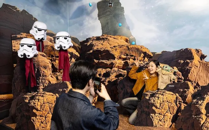 Du khách chụp ảnh trước màn hình quảng cáo cho bộ phim sắp ra mắt của Walt Disney Company, "The Mandalorian and Grogu," tại Seoul Sky, đài quan sát thuộc Lotte World. (Ảnh: Walt Disney Company Korea)