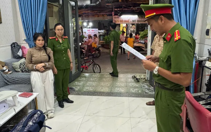 Cơ quan Cảnh sát điều tra Công an TP Đà Nẵng tống đạt các quyết định đối với Nguyễn Thị Kim Sau.