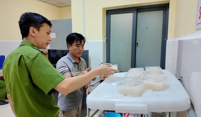Ph&aacute;t hiện gần 11.000 hũ nước yến s&agrave;o chuẩn bị đưa ra thị trường - Ảnh 2.