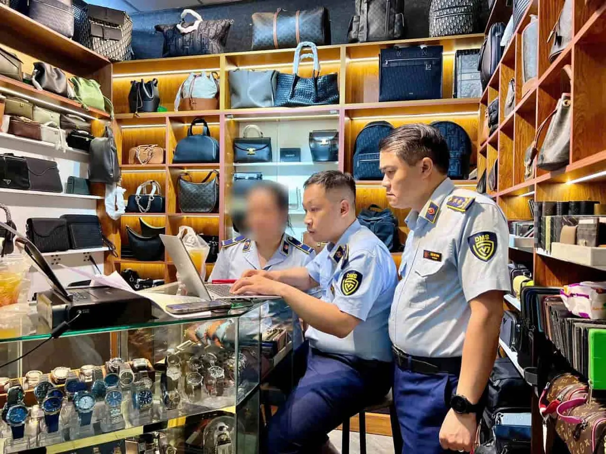 TP. Hồ Ch&iacute; Minh xử l&yacute; gần 900 vụ h&agrave;ng giả, tạm giữ hơn 77.000 sản phẩm vi phạm- Ảnh 1.