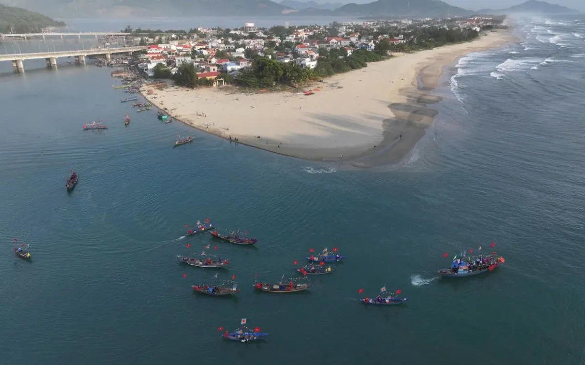 Vịnh Lăng Cô có chiều dài 42,5 km, cách trung tâm thành phố Huế hơn 60 km và thành phố Đà Nẵng 20 km