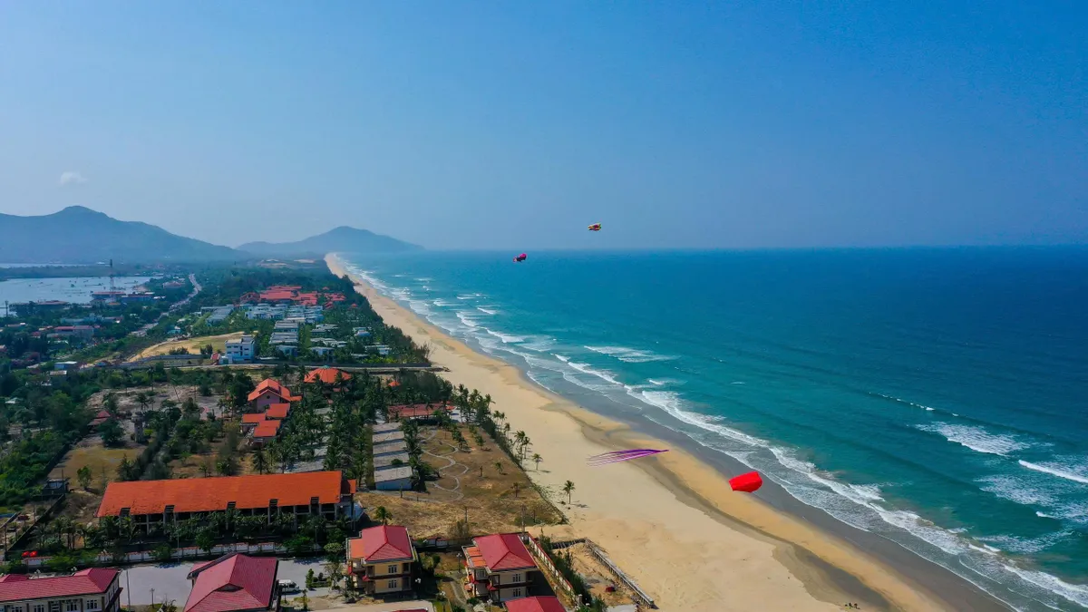 Lăng Cô - vịnh đẹp thế giới vào mùa lễ hội- Ảnh 3. Lăng Cô - vịnh đẹp thế giới vào mùa lễ hội- Ảnh 3.