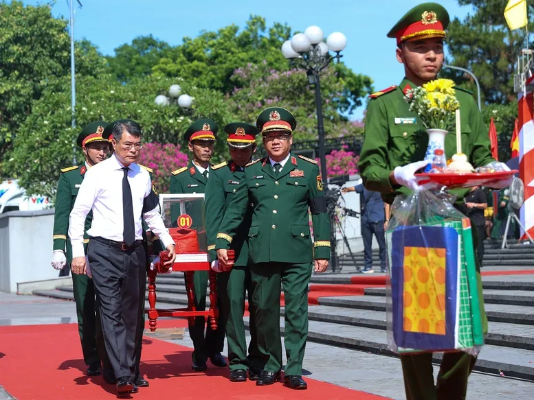 Thủ tướng dự lễ truy điệu, an t&aacute;ng 28 h&agrave;i cốt liệt sĩ qu&acirc;n t&igrave;nh nguyện Việt Nam tại L&agrave;o- Ảnh 2.