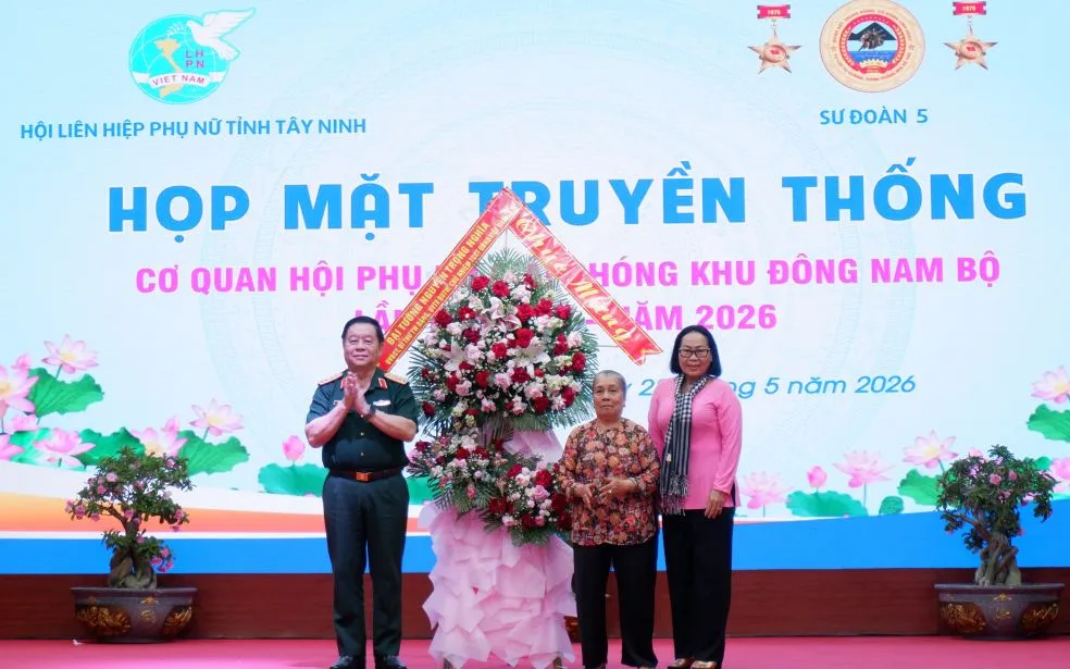 Đại tướng Nguyễn Trọng Nghĩa tặng hoa chúc mừng họp mặt