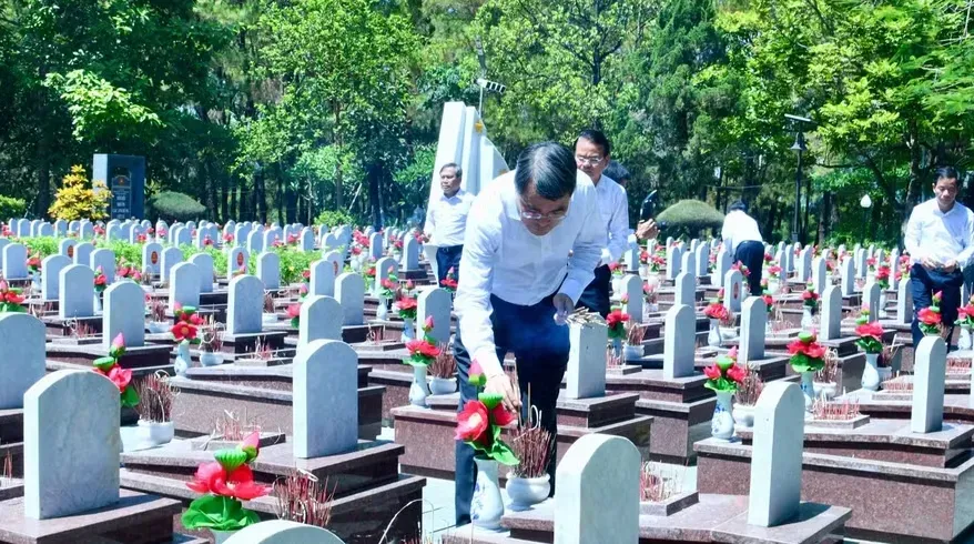 Thủ tướng Lê Minh Hưng dâng hương tri ân các anh hùng liệt sĩ tại Quảng Trị- Ảnh 1. Thủ tướng Lê Minh Hưng dâng hương tri ân các anh hùng liệt sĩ tại Quảng Trị- Ảnh 1.