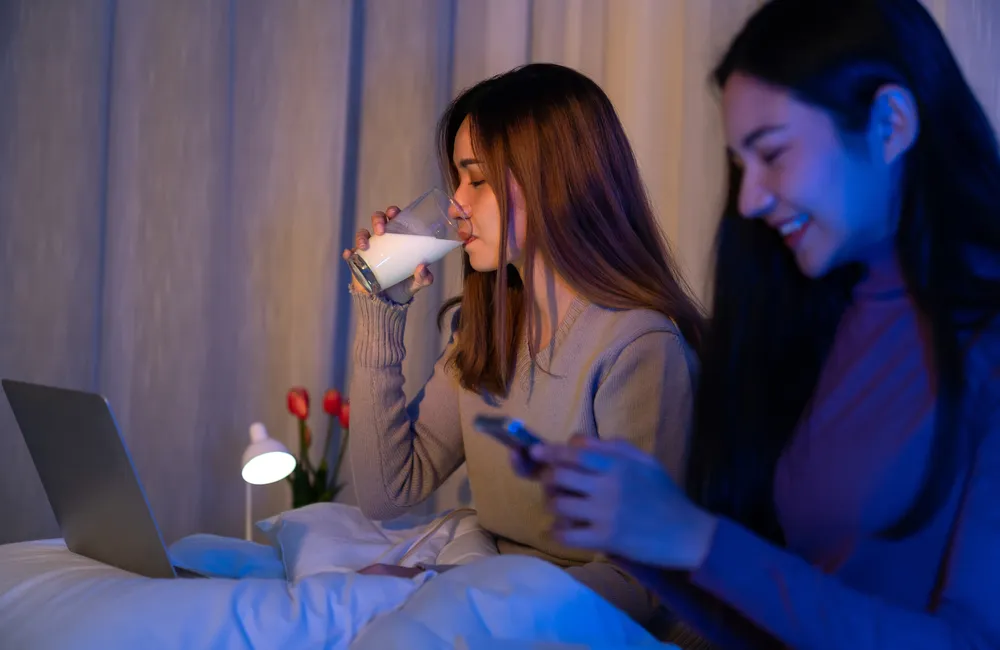 Uống sữa trước khi đi ngủ: C&oacute; thực sự tốt như bạn nghĩ?- Ảnh 1.