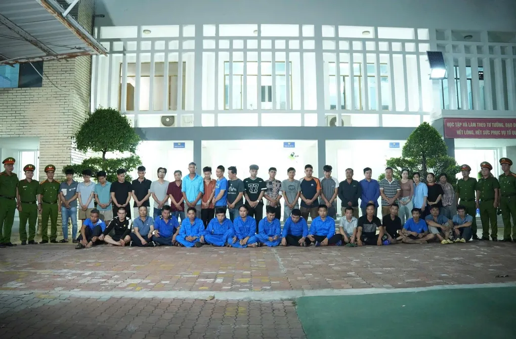 Triệt phá đường dây vận chuyển 2,4 tấn xyanua từ Campuchia về Việt Nam, khởi tố 35 bị can- Ảnh 1. Triệt phá đường dây vận chuyển 2,4 tấn xyanua từ Campuchia về Việt Nam, khởi tố 35 bị can- Ảnh 1.