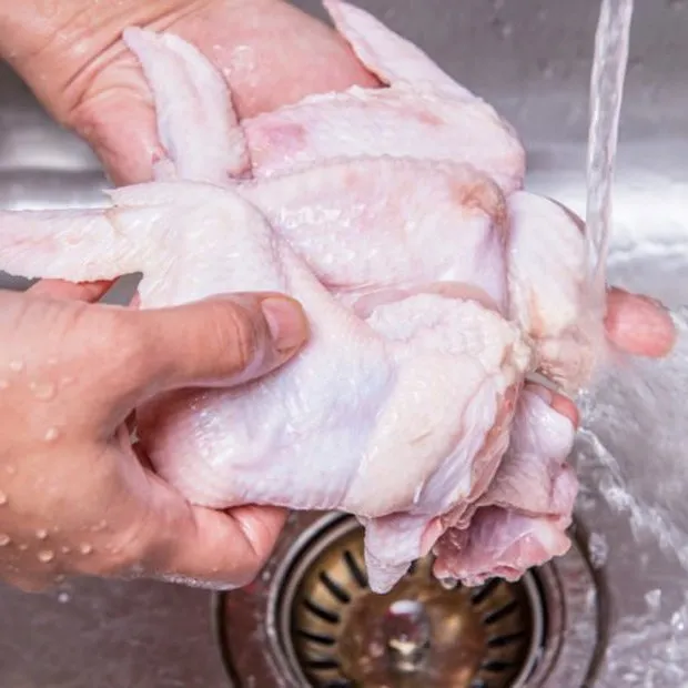 Cách xử lý thịt gà đúng cách để tránh nhiễm khuẩn trong chế biến thực phẩm- Ảnh 1. Cách xử lý thịt gà đúng cách để tránh nhiễm khuẩn trong chế biến thực phẩm- Ảnh 1.