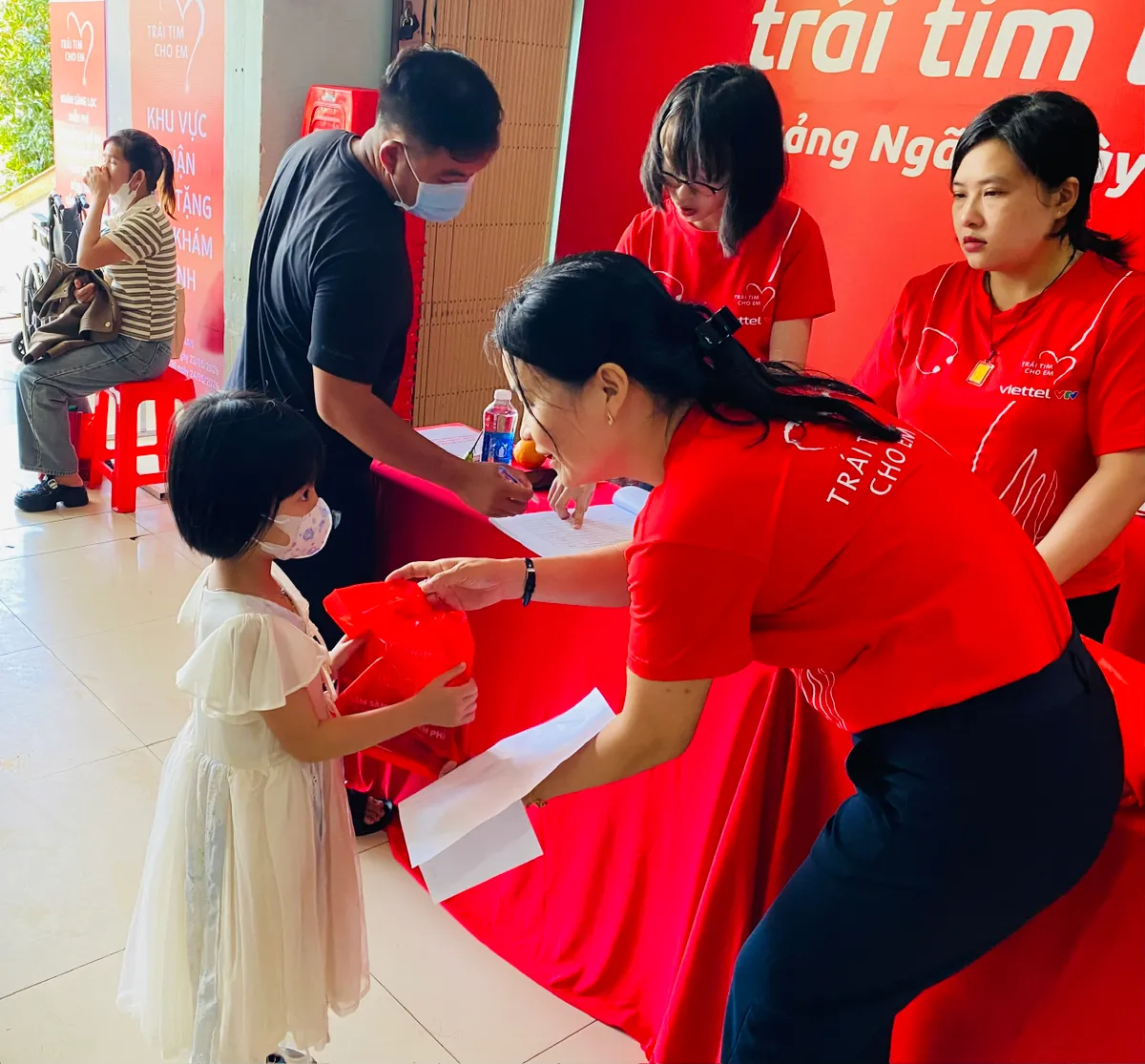 Hơn 1 tỷ đồng hỗ trợ điều trị cho trẻ em mắc tim bẩm sinh tại Quảng Ngãi - Ảnh 3. Hơn 1 tỷ đồng hỗ trợ điều trị cho trẻ em mắc tim bẩm sinh tại Quảng Ngãi - Ảnh 3.