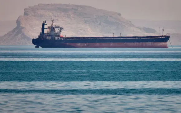 Một tàu chở hàng rời đang neo đậu tại eo biển Hormuz ngoài khơi Bandar Abbas, Iran, ngày 2/5/2026 (Ảnh: ISNA/AP)