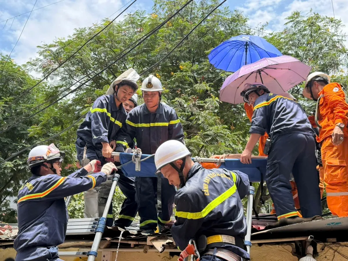 Giải cứu người đàn ông nghi bị tai biến, mắc kẹt trên mái nhà ở Hà Nội - Ảnh 2.