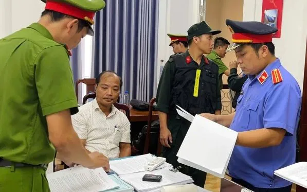 Cơ quan chức năng khám xét nơi làm việc của Giám đốc Ban quản lý rừng phòng hộ Bắc Sông Hương 