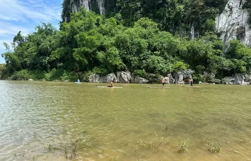 Nam thanh ni&ecirc;n mất t&iacute;ch sau khi cứu 2 người bạn đuối nước tr&ecirc;n s&ocirc;ng B&ocirc;i - Ảnh 1.