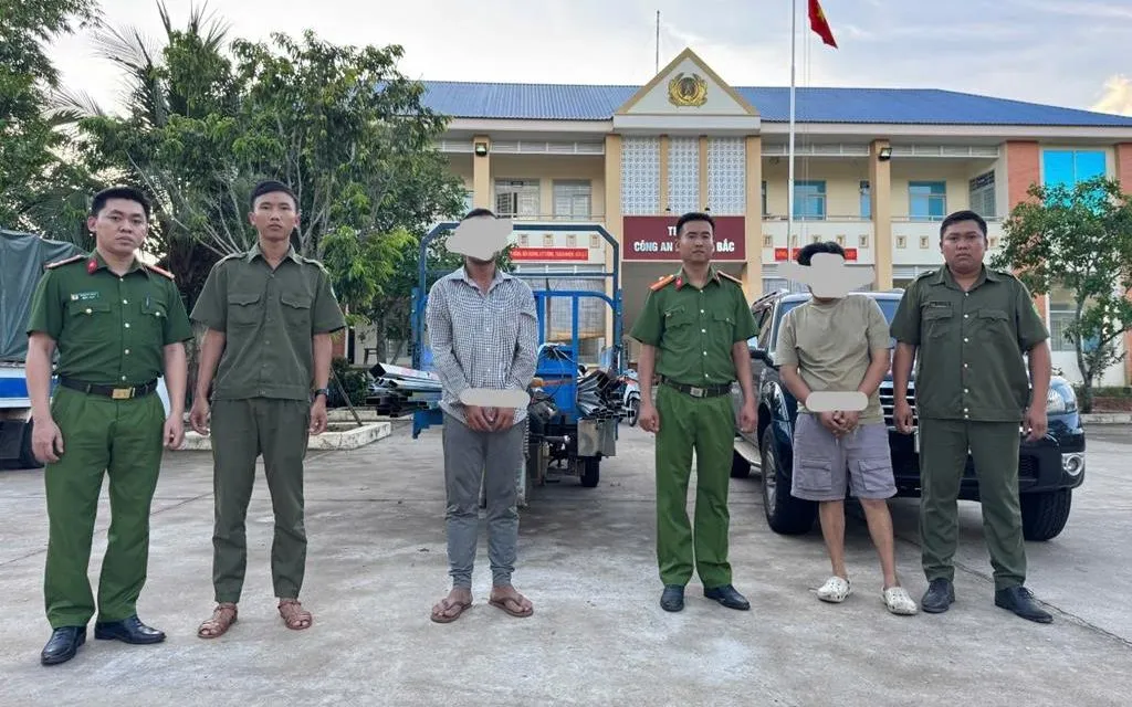 Các đối tượng trộm cắp tài sản bị lực lượng Công an bắt giữ khi đang di chuyển trên đường.