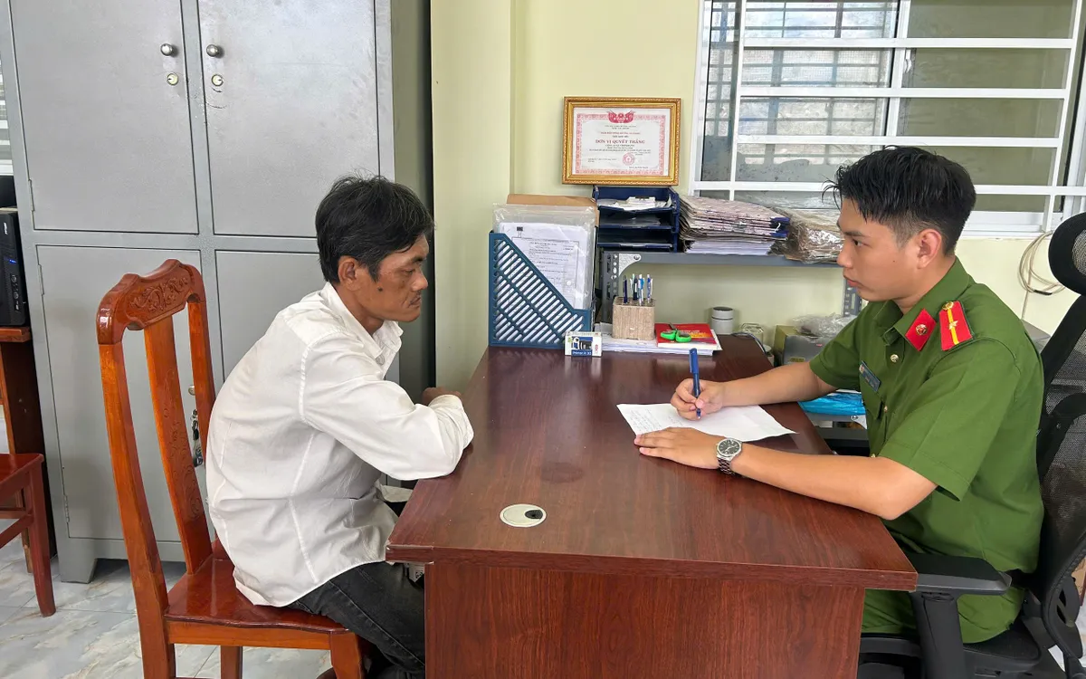 Công an xã Vĩnh Trạch đang làm việc với đối tượng Luận.