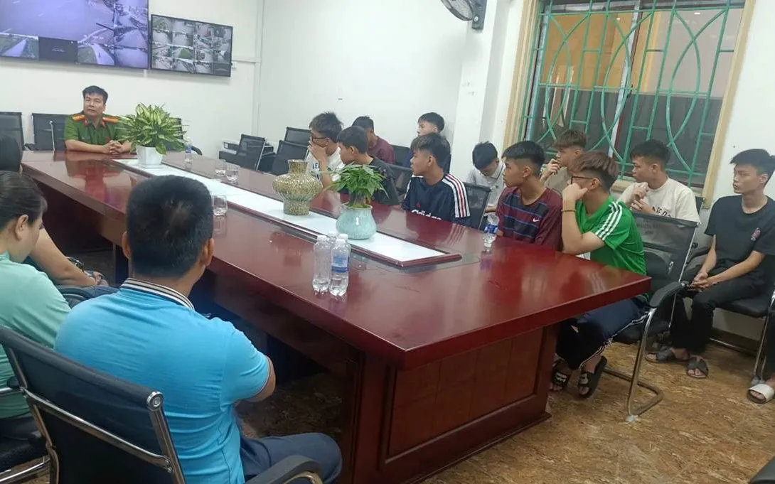 Công an xã Phù Đổng làm việc với các đối tượng vi phạm cùng đại diện gia đình