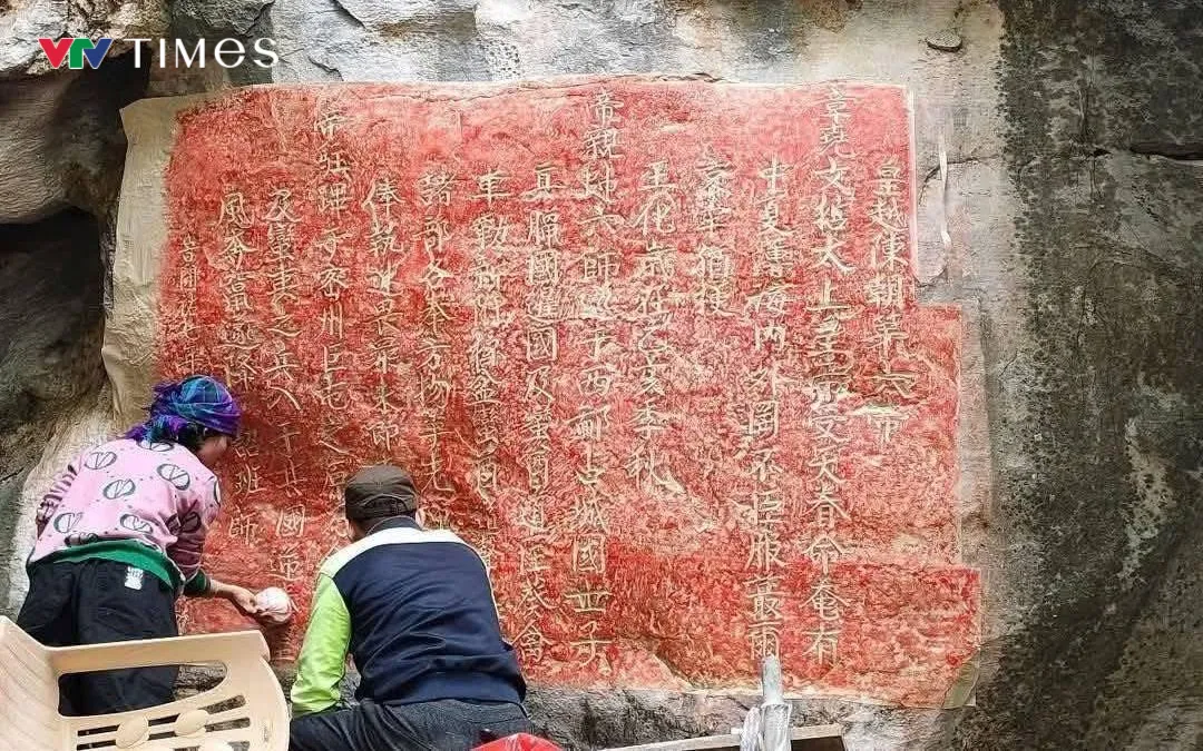Bia Ma Nhai là văn bia được khắc trực tiếp trên vách đá tự nhiên tại khu vực núi Thành Nam, bên dòng sông Lam thuộc xã Con Cuông. Ảnh: Ngọc Quân