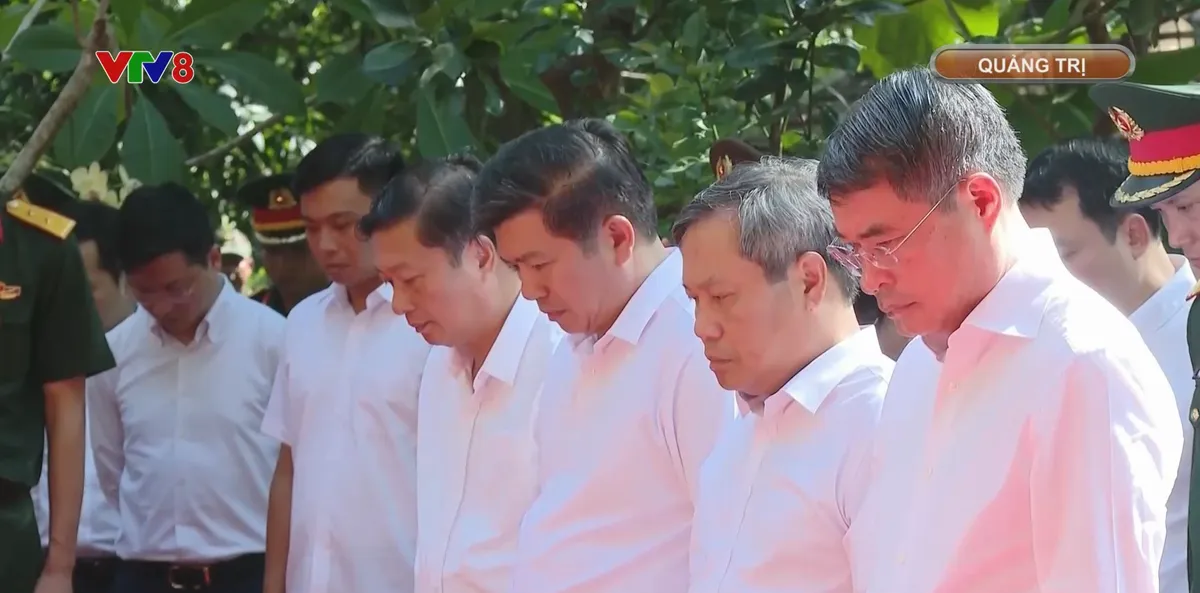 Thủ tướng Chính phủ Lê Minh Hưng cùng lãnh đạo các Bộ ngành, địa phương dâng hương tưởng niệm và tri ân các anh hùng liệt sĩ- Ảnh 8. Thủ tướng Chính phủ Lê Minh Hưng cùng lãnh đạo các Bộ ngành, địa phương dâng hương tưởng niệm và tri ân các anh hùng liệt sĩ- Ảnh 8.