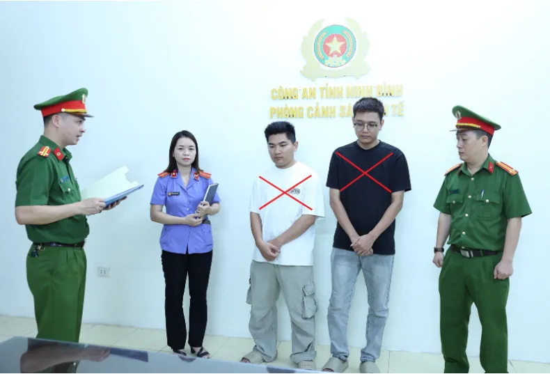 Phát hiện hơn 7.600 đôi giày, dép giả nhãn hiệu tại Ninh Bình - Ảnh 1.