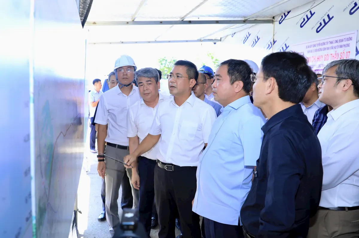 Bí thư Thành ủy Hà Nội kiểm tra tiến độ hai trục giao thông chiến lược phía Tây Thủ đô - Ảnh 2.