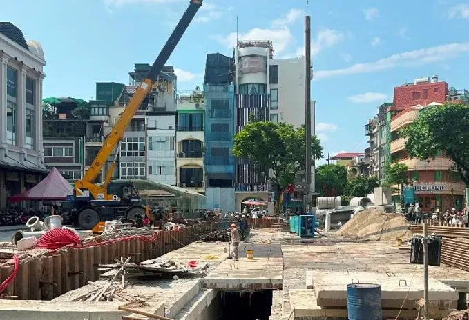 Hà Nội rào chắn nhiều tuyến phố trung tâm để thi công hệ thống thoát nước - Ảnh 1.