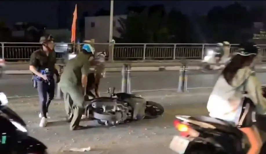 Xử phạt t&agrave;i xế xe ben l&agrave;m rơi đ&aacute; xuống đường khiến nhiều người ng&atilde; - Ảnh 2.