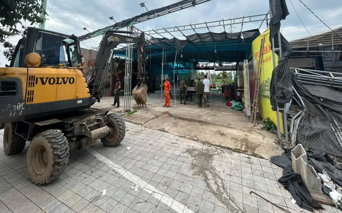 H&agrave; Nội: Cưỡng chế th&aacute;o dỡ c&ocirc;ng tr&igrave;nh vi phạm l&agrave;m b&atilde;i xe tự ph&aacute;t - Ảnh 1.