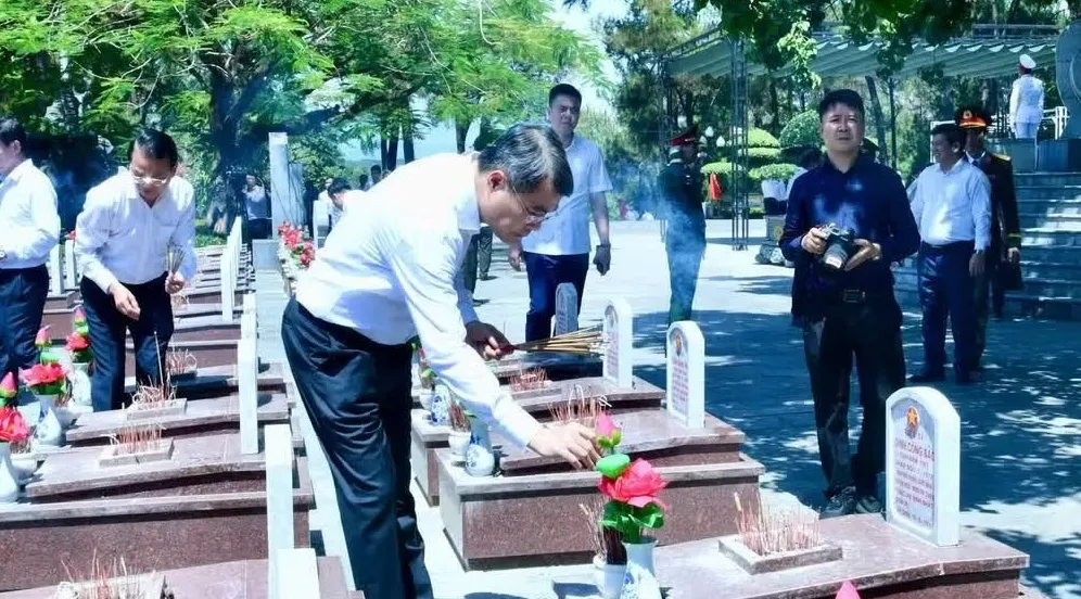 Thủ tướng Lê Minh Hưng tri ân các anh hùng liệt sĩ tại tỉnh Quảng Trị - Ảnh 1.