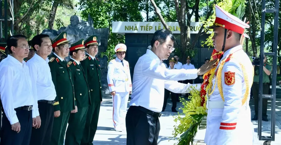 Thủ tướng Lê Minh Hưng tri ân các anh hùng liệt sĩ tại tỉnh Quảng Trị - Ảnh 3.