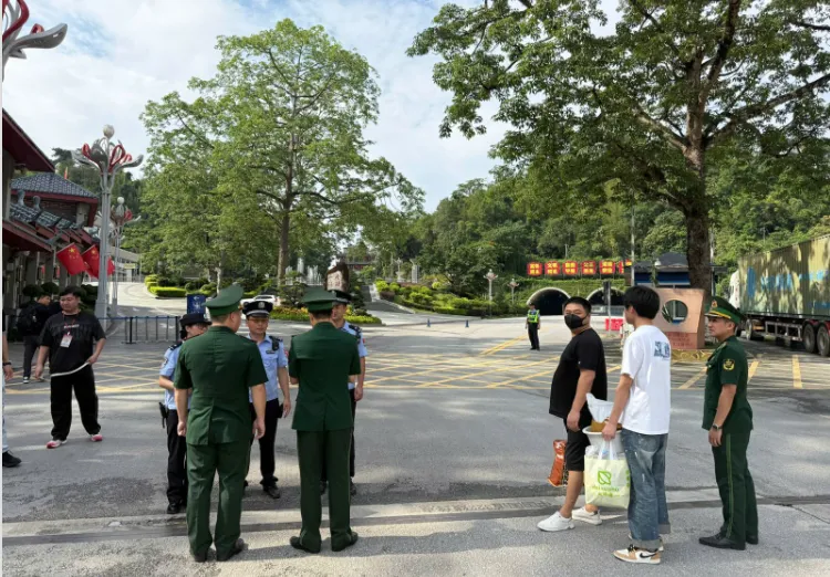 Bắc Ninh bàn giao 2 đối tượng truy nã cho Công an Trung Quốc- Ảnh 2. Bắc Ninh bàn giao 2 đối tượng truy nã cho Công an Trung Quốc- Ảnh 2.