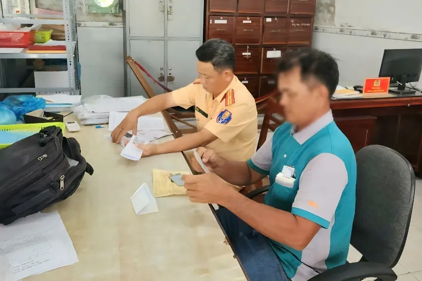 Xử phạt t&agrave;i xế xe ben l&agrave;m rơi đ&aacute; xuống đường khiến nhiều người ng&atilde; - Ảnh 1.