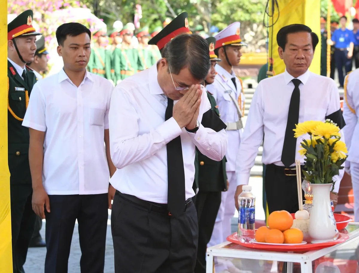 Thủ tướng Lê Minh Hưng dự lễ truy điệu, an táng 28 hài cốt liệt sĩ tại Quảng Trị - Ảnh 2.