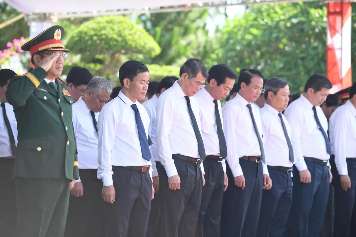 Thủ tướng Lê Minh Hưng dự lễ truy điệu, an táng 28 hài cốt liệt sĩ tại Quảng Trị - Ảnh 3.