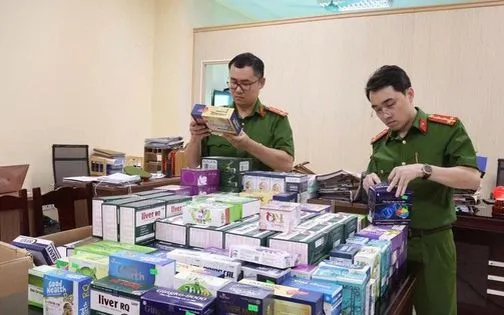 Lực lượng chức năng thu giữ 54 lô hàng thuộc 39 loại sản phẩm được xác định là hàng giả - Ảnh: Công an tỉnh Phú Thọ