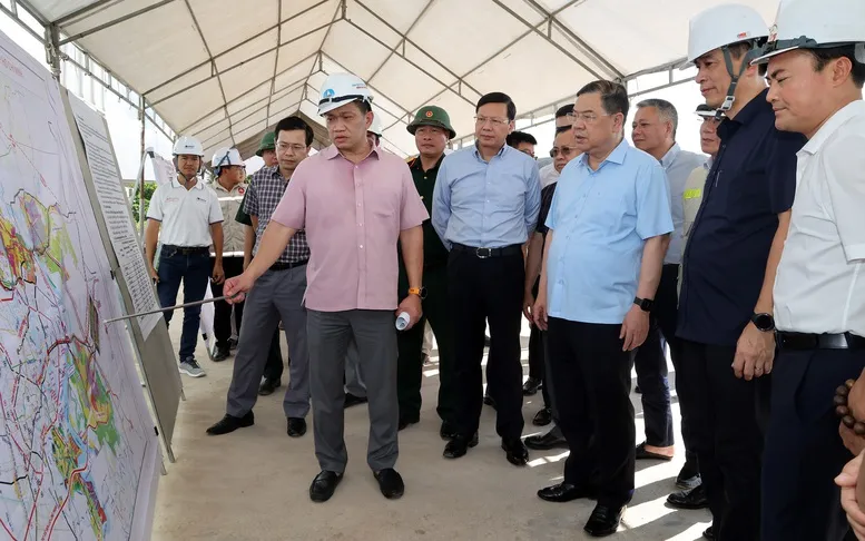 Ph&oacute; Thủ tướng Thường trực y&ecirc;u cầu đẩy nhanh tiến độ s&acirc;n bay Long Th&agrave;nh, bảo đảm khai th&aacute;c trong năm 2026- Ảnh 1.