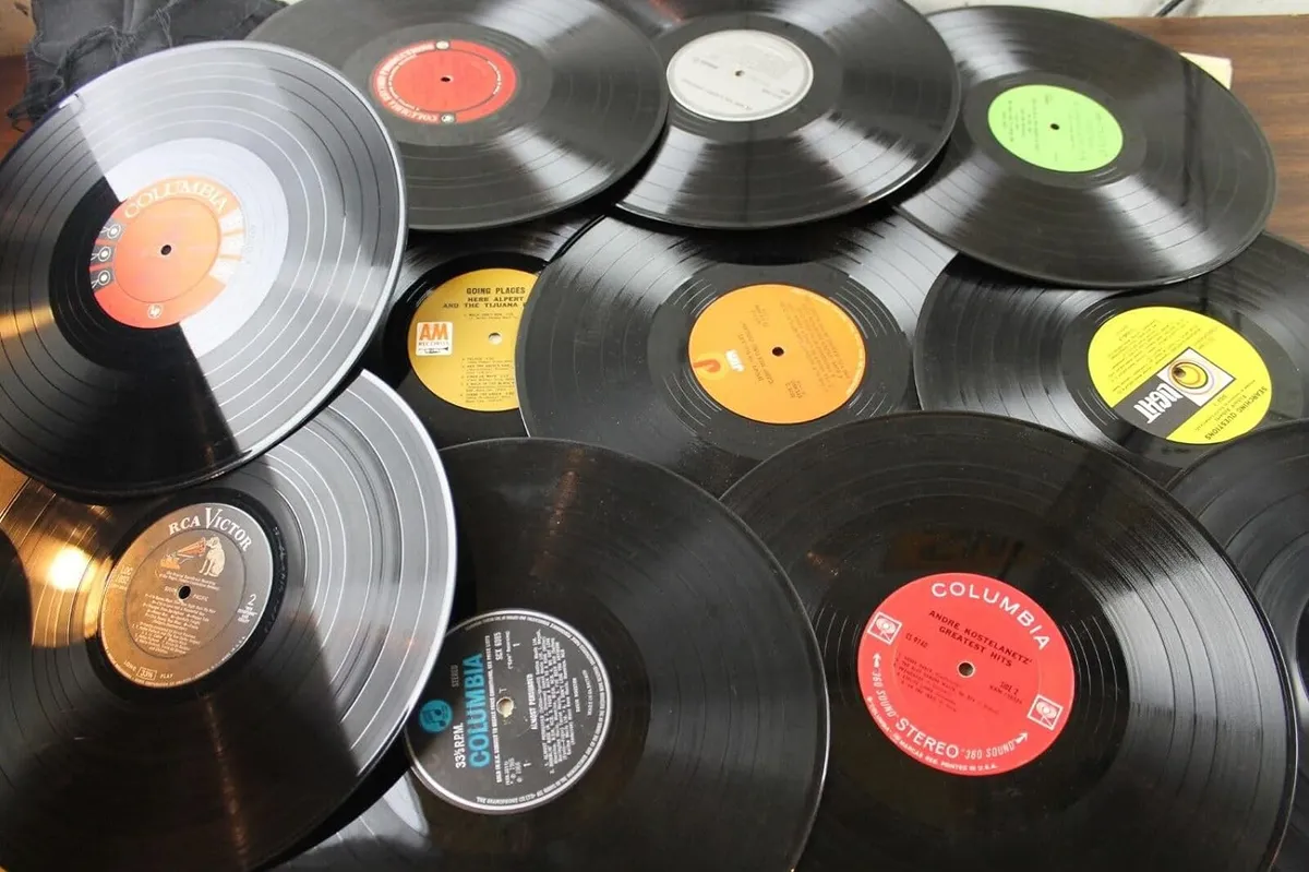 Đĩa than và CD: Định dạng nào cho chất lượng âm thanh tốt hơn?- Ảnh 1. Đĩa than và CD: Định dạng nào cho chất lượng âm thanh tốt hơn?- Ảnh 1.