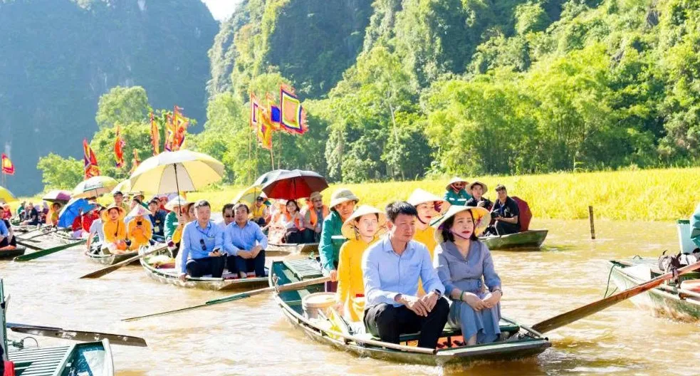 Ninh Bình: Hội tụ hồn quê Việt bên dòng Ngô Đồng vàng óng - Ảnh 4.