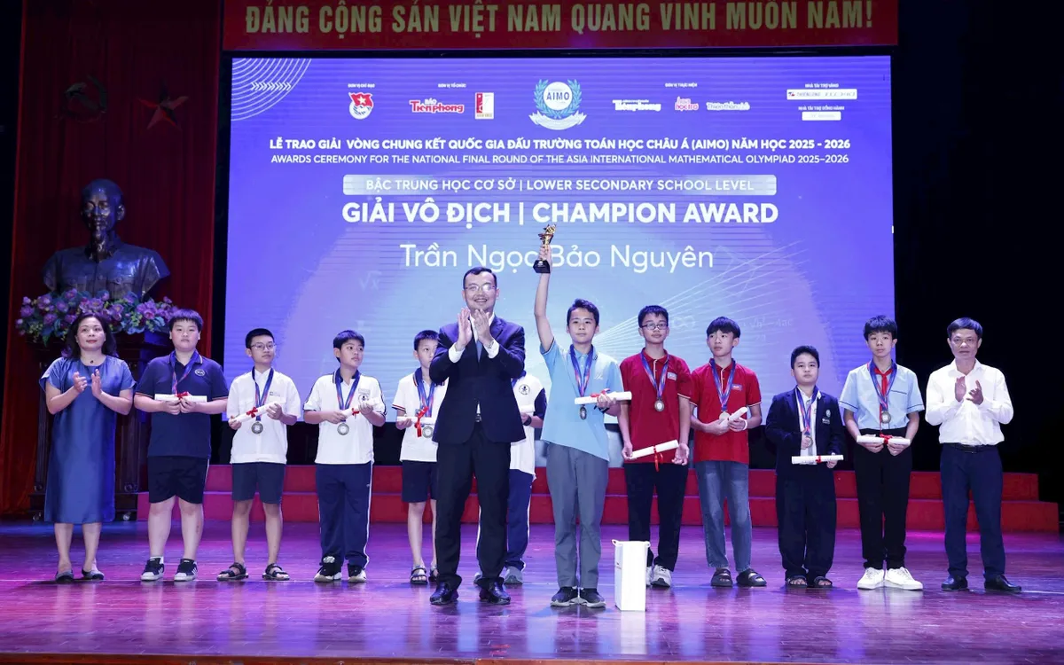 Ban tổ chức trao thưởng cho các thí sinh giành Cup vô địch quốc gia AIMO 2026.
