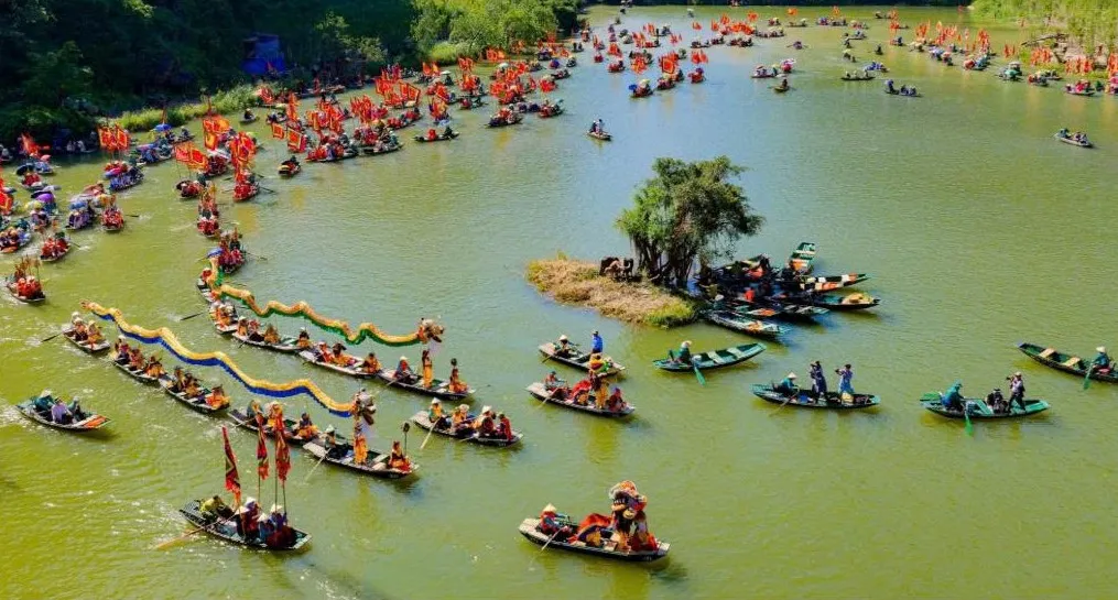 Ninh Bình: Hội tụ hồn quê Việt bên dòng Ngô Đồng vàng óng - Ảnh 1.